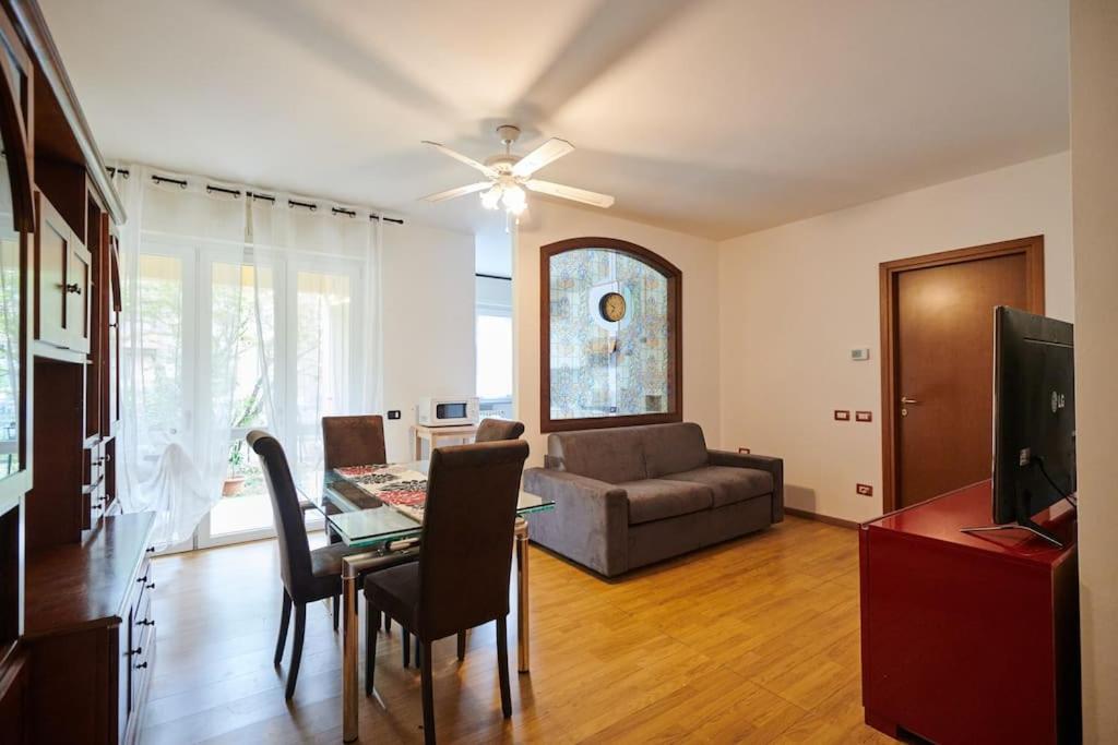 uma sala de estar com uma mesa e um sofá em La Casa di Pippo em Bérgamo