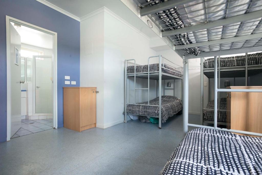 Postel nebo postele na pokoji v ubytování YHA Cairns Central