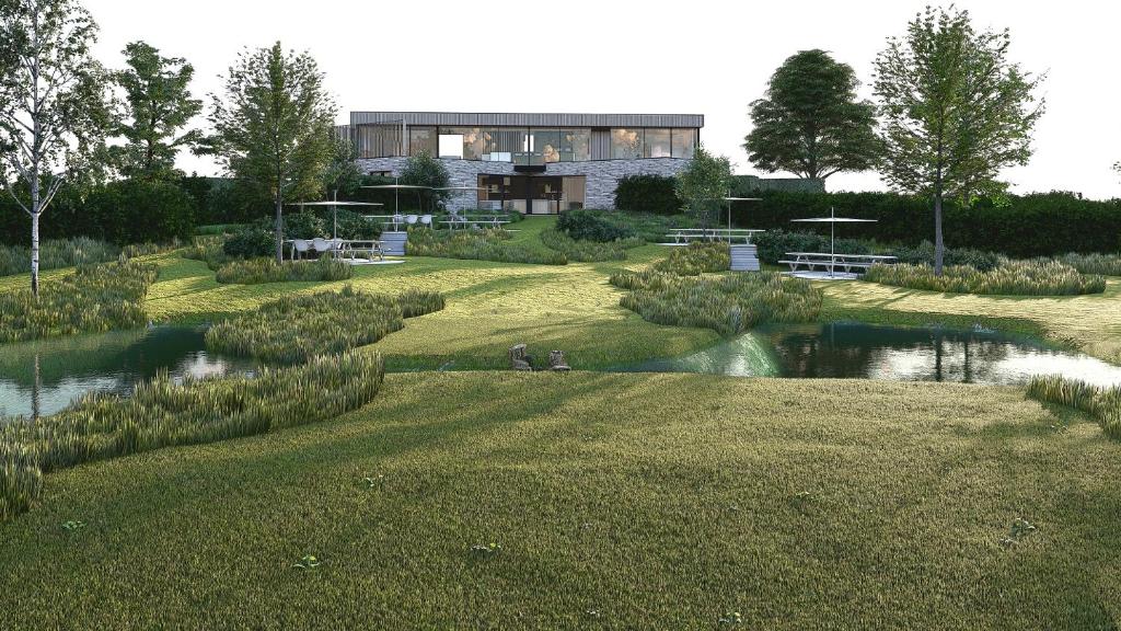 una casa en un campo de golf con un estanque en B&B Au Porte Bonheur, en Zwalm