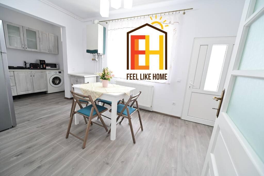 een keuken met een tafel en stoelen in een kamer bij FLH - Natalia 1 - Turnisor in Sibiu