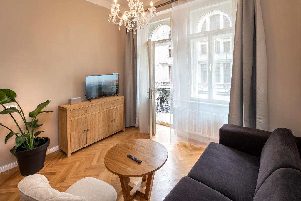 - un salon avec un canapé, une télévision et une table dans l'établissement Apart Hotel Zborovska, à Prague