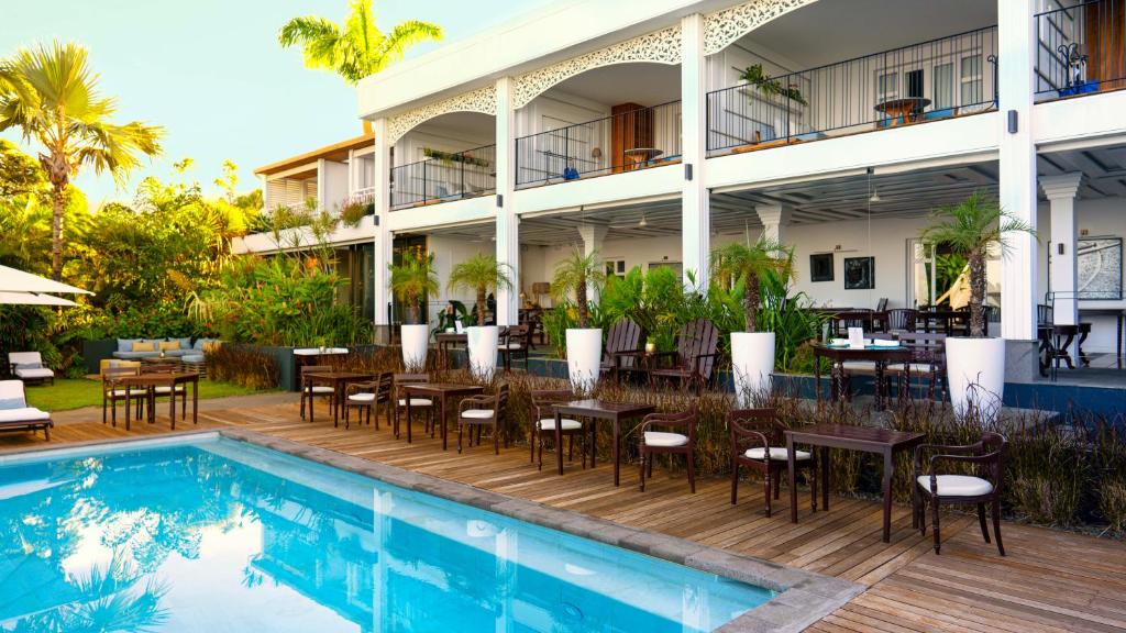 サン・ルにあるBlue Margouillat Seaview Hotel-RELAIS & CHATEAUXの屋外パティオ(テーブル、椅子付)