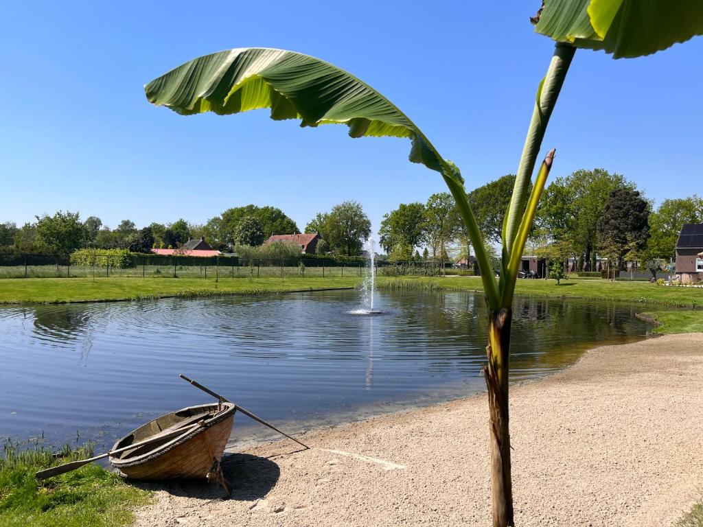 Výhled na řeku, která protéká v blízkosti vily