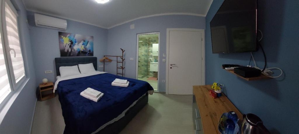 Postel nebo postele na pokoji v ubytování Cholakovi Apartments