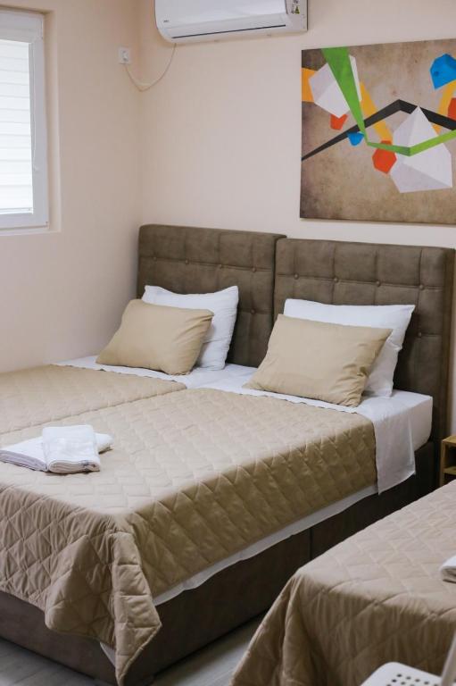 Postel nebo postele na pokoji v ubytování Cholakovi Apartments