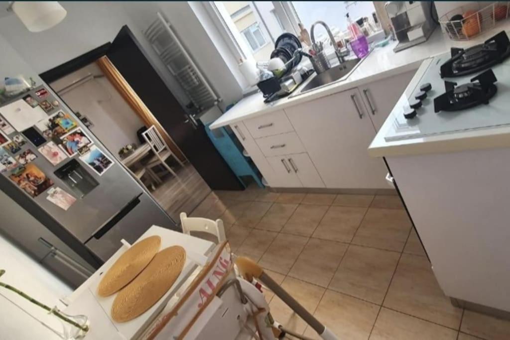 - une cuisine avec un comptoir et du pain sur une table dans l'établissement Apartament 2 camere, modern! Complex privat!, à Popeşti-Leordeni