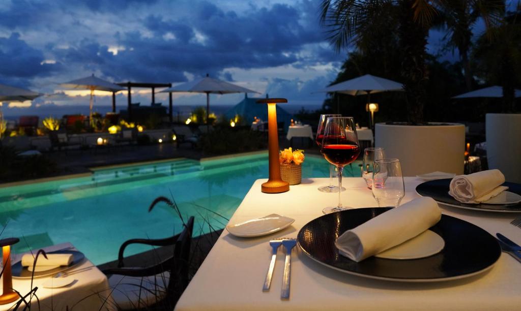 Blue Margouillat Seaview Hotel-RELAIS & CHATEAUXの敷地内または近くにあるプール