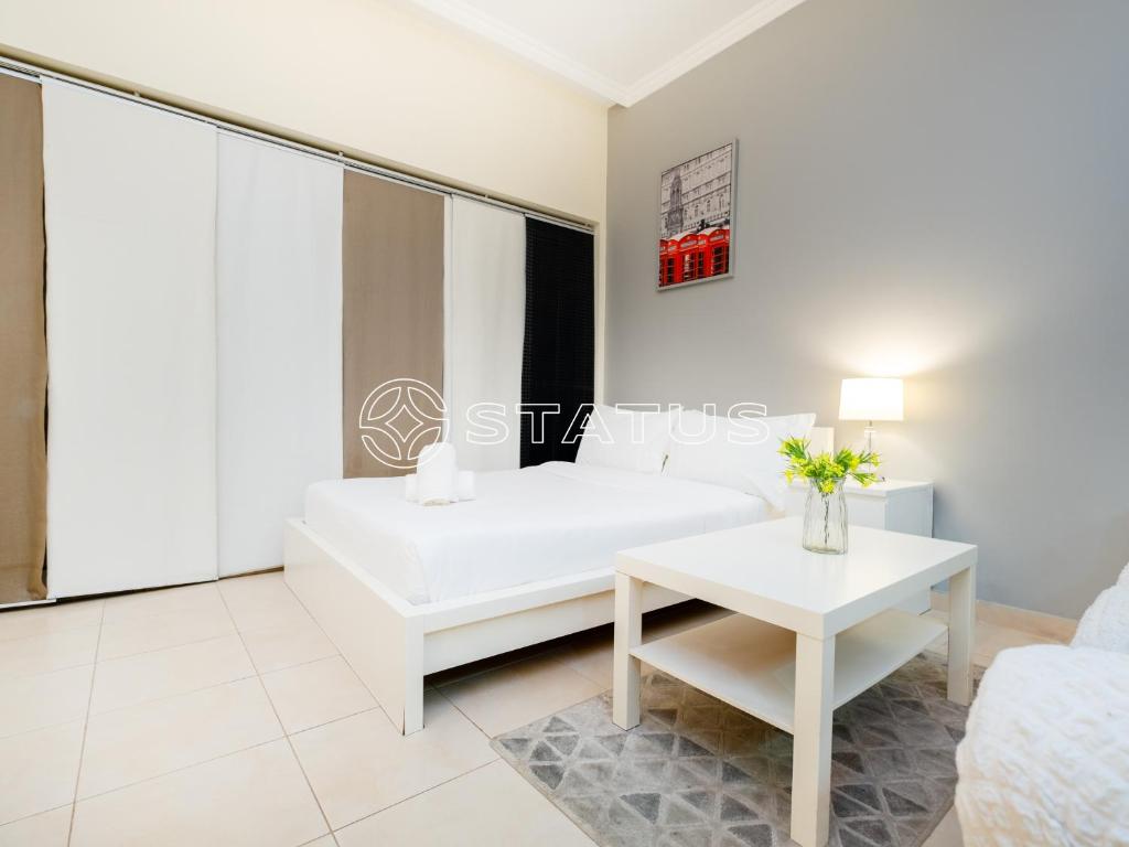 Postel nebo postele na pokoji v ubytování Canal View Studio - Burj Al Najoom-L14 - Near Dubai Mall