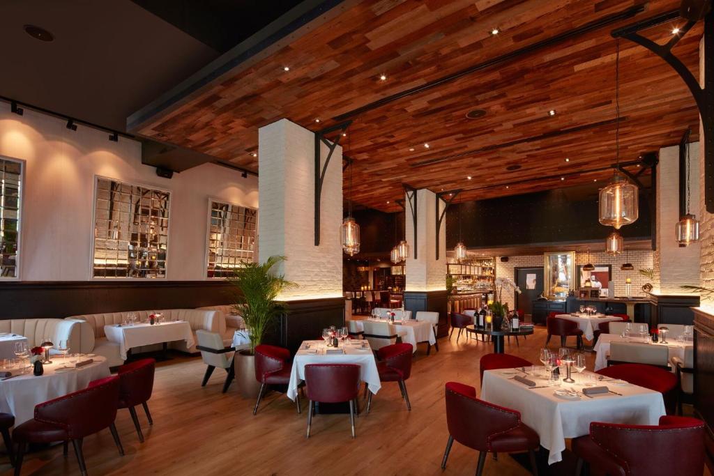 Jumeirah Al Qasr Dubaiにあるレストランまたは飲食店