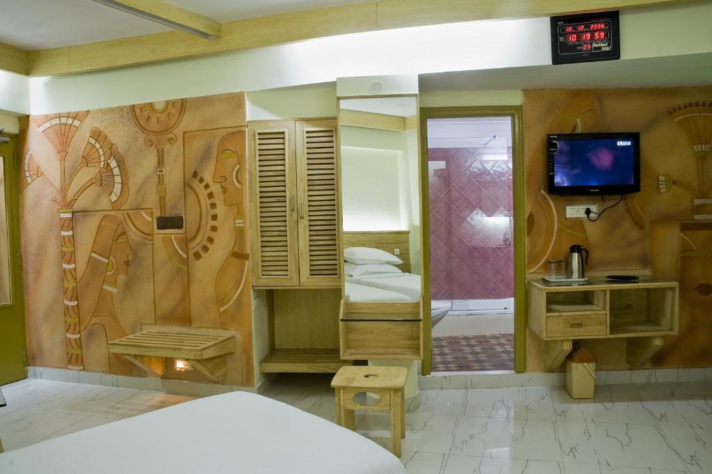 TV a/nebo společenská místnost v ubytování Parklane Hotel