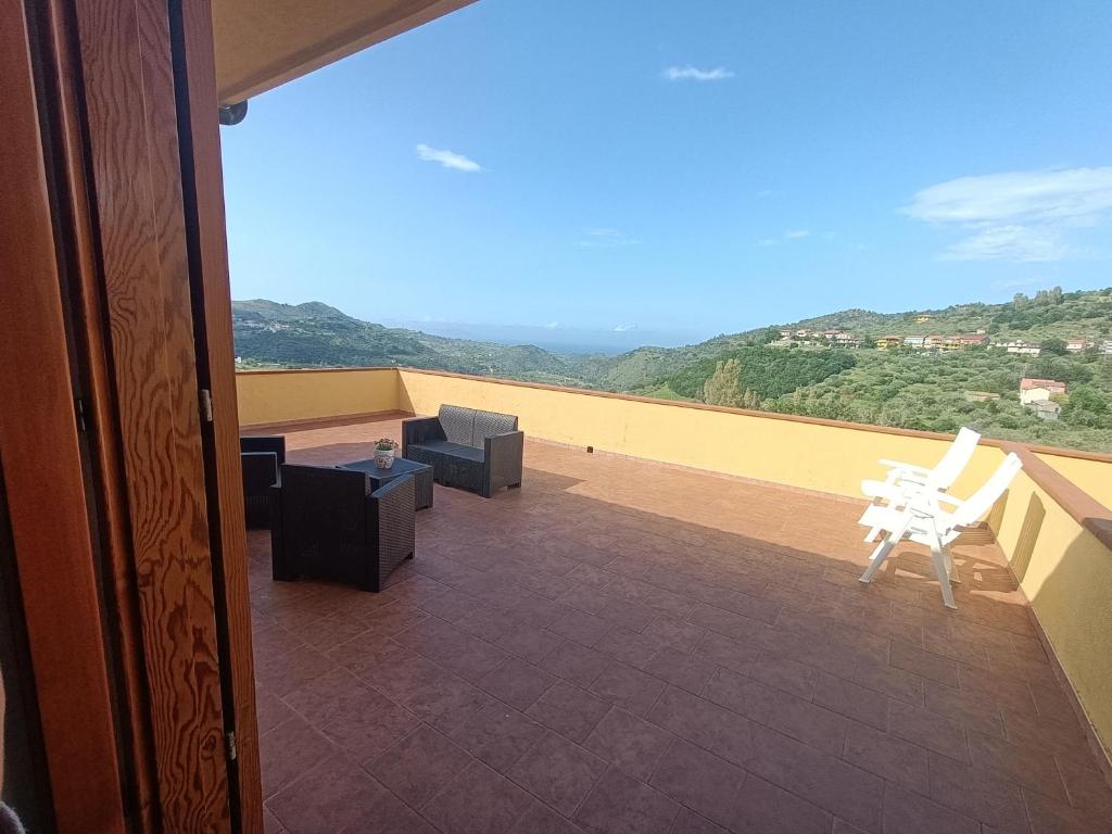 Habitación con balcón con vistas a las montañas. en TERRAZZA GRANDE, en Librizzi