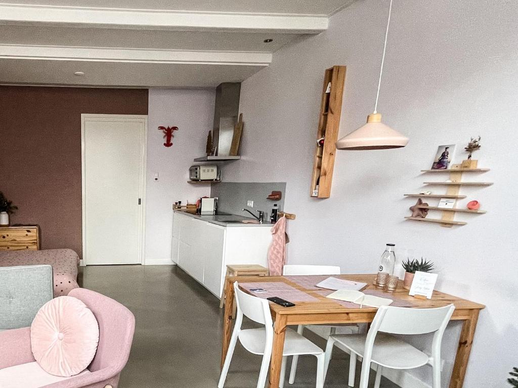 una cucina e una sala da pranzo con tavolo e sedie di Het arrangement a Wemeldinge