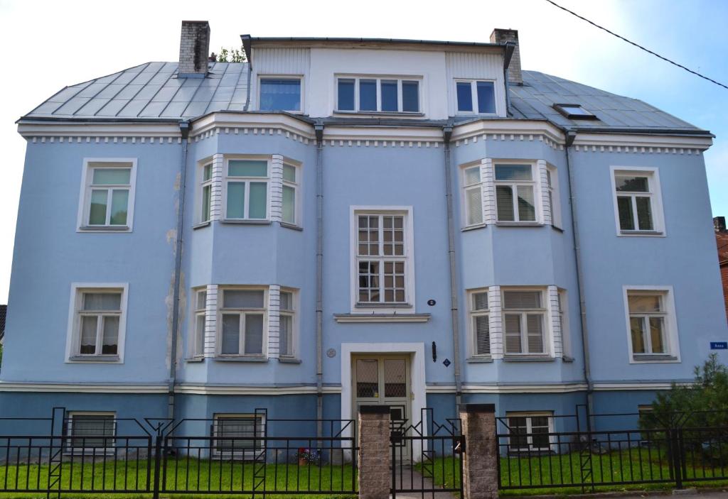 una casa azul con techo gris en Aasa Apartments, en Tallin