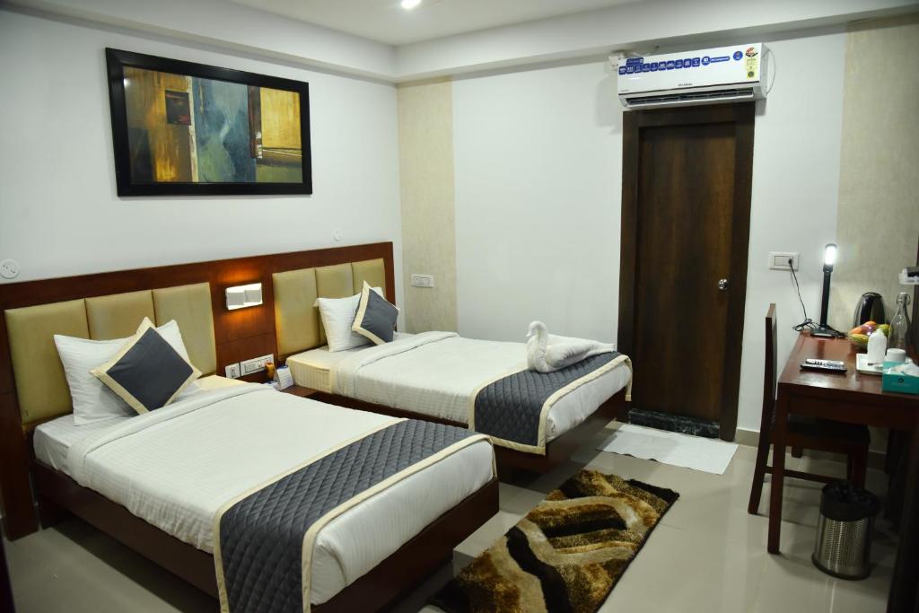 Postel nebo postele na pokoji v ubytování The Altruist Business Stays- New Town, Kolkata