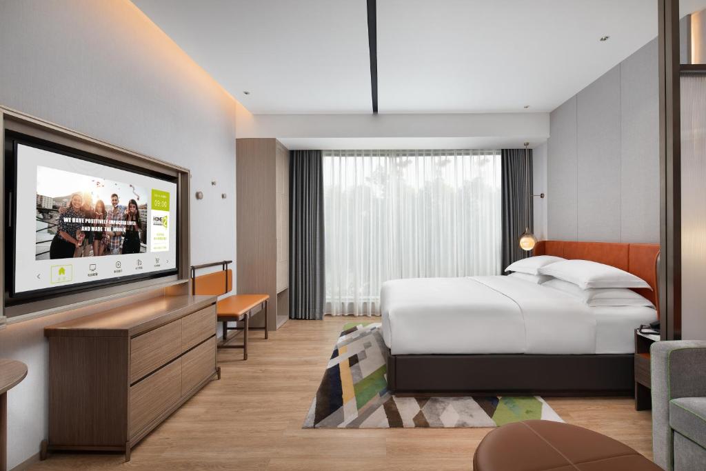 Postel nebo postele na pokoji v ubytování Home2 Suites By Hilton Wuhan Xudong