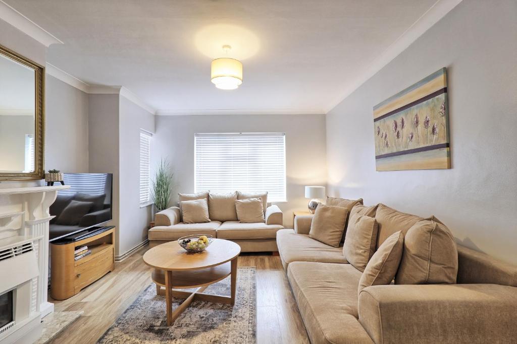 a living room with a couch and a tv at Modern Spacious 2 Bedroom Apartment in Brentwood in Shenfield