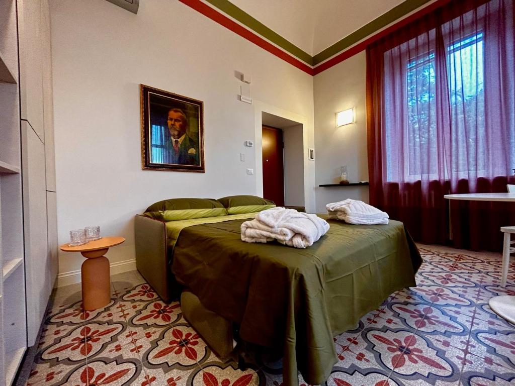um quarto de hotel com uma cama com toalhas em Villa Pandolfi em Pescara