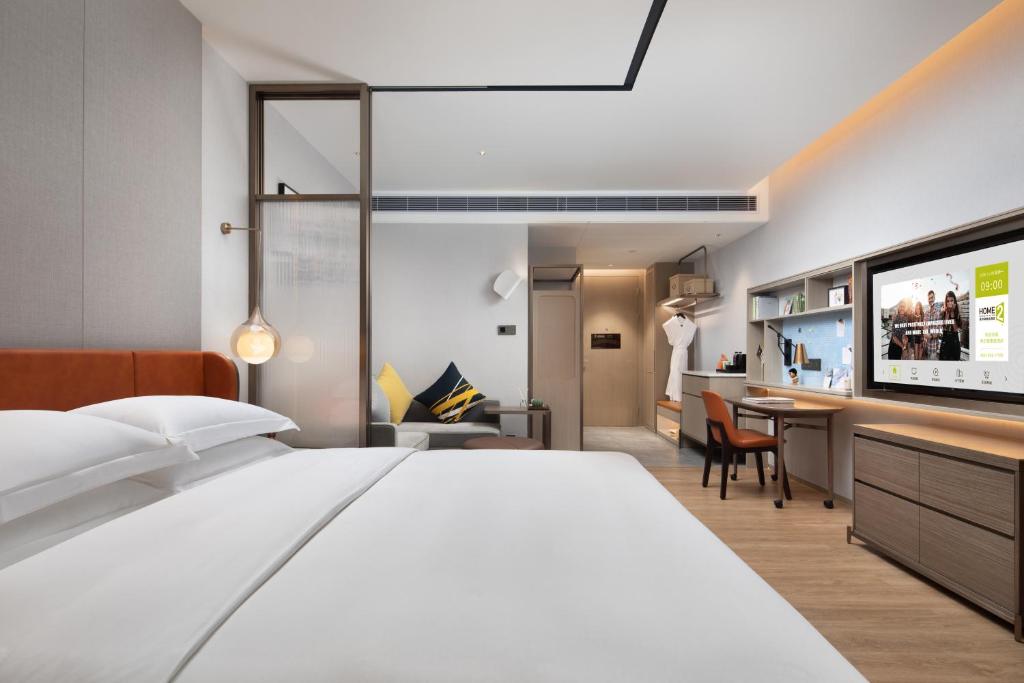 Postel nebo postele na pokoji v ubytování Home2 Suites By Hilton Wuhan Xudong