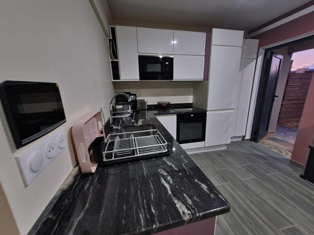 Kuchyň nebo kuchyňský kout v ubytování Villa Pheron - De standing - Jacuzzi 5 Personnes