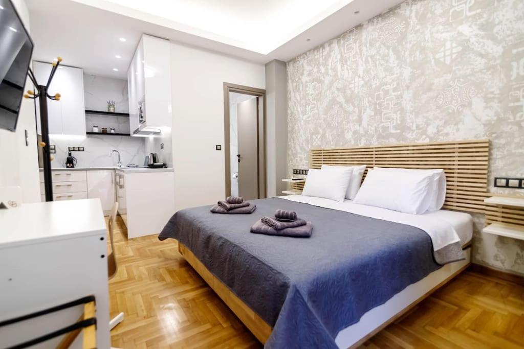 1 dormitorio con 1 cama grande y toallas. en LK Apartment -A- Metro Larissis 6' Walk - Athens, en Atenas
