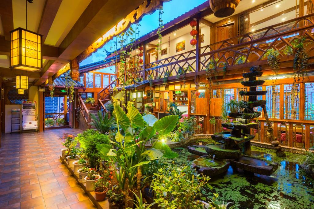 麗江市にあるDream Tour Scenic Inn 梦之旅观景客栈の植物が多い建物