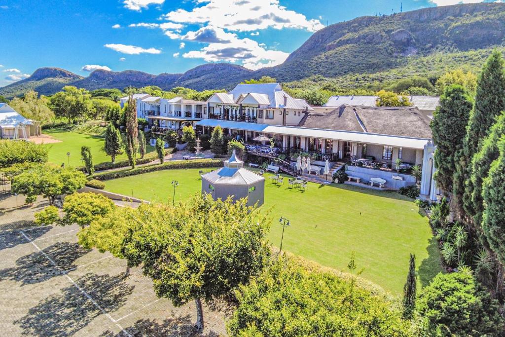 uma vista aérea de uma casa com um grande pátio em Villa Paradiso em Hartbeespoort