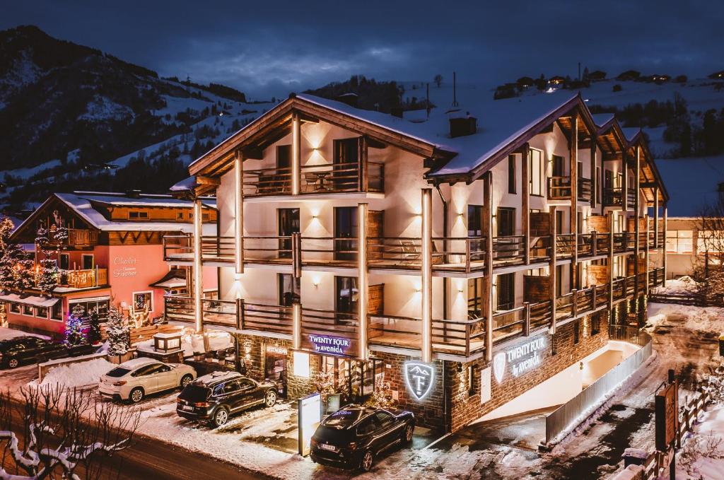 カプルーンにある24 by AvenidA - Mountain Hotelの車が目の前に停まった山の中のホテル