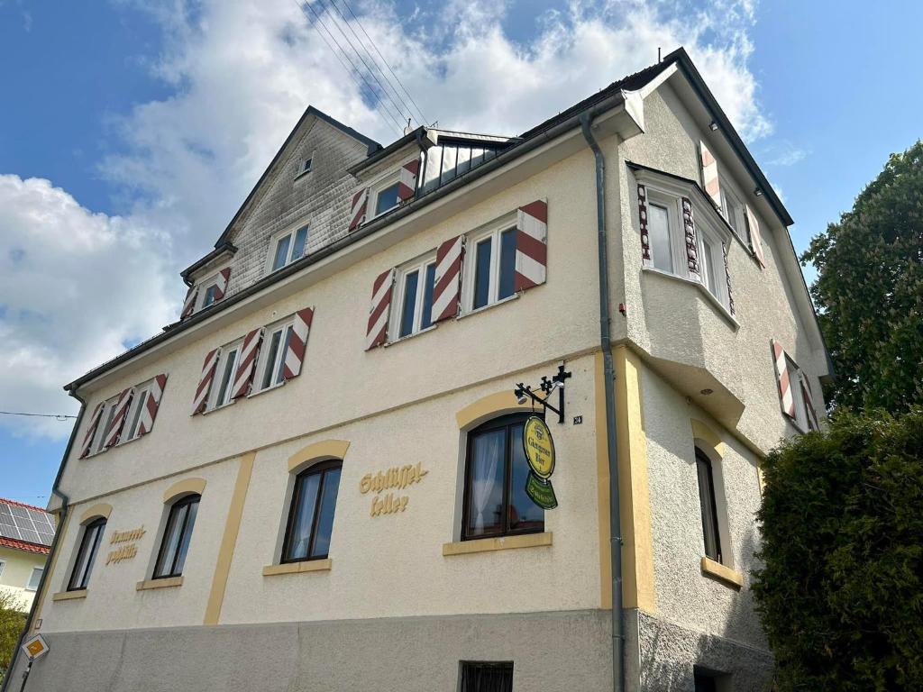 a building with flags on the side of it at Brauereigasthof Schlüsselkeller in Giengen an der Brenz