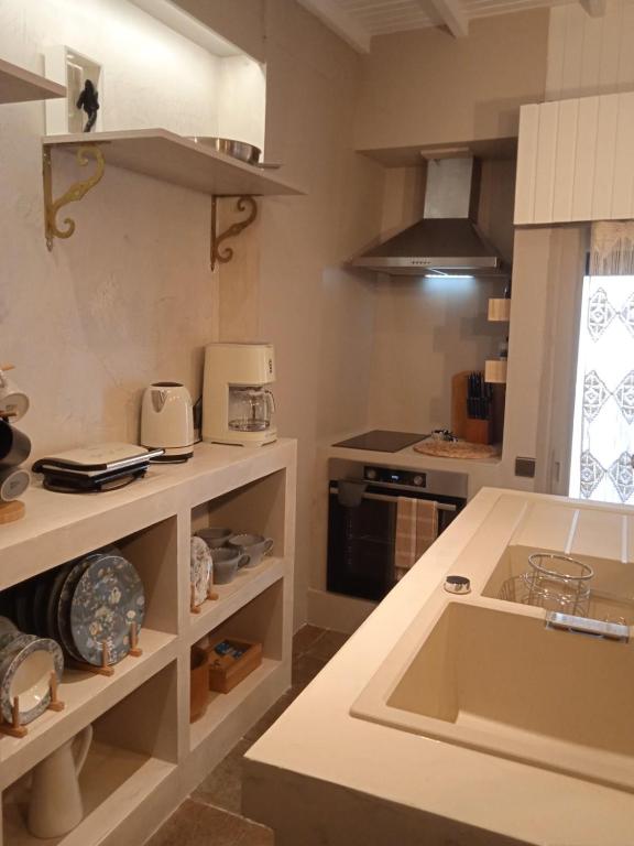 Kuchyň nebo kuchyňský kout v ubytování Paul Seafront House