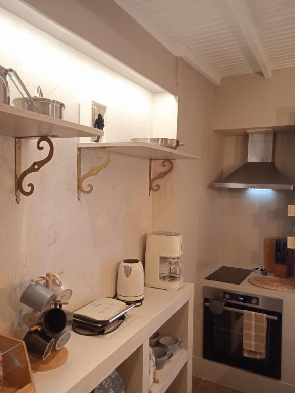 Kuchyň nebo kuchyňský kout v ubytování Paul Seafront House