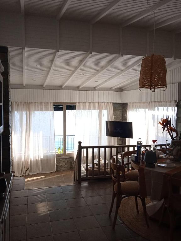TV a/nebo společenská místnost v ubytování Paul Seafront House