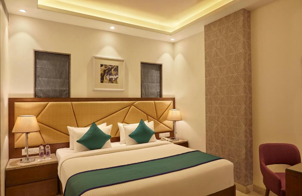 Postel nebo postele na pokoji v ubytování Click Hotel Aurangabad