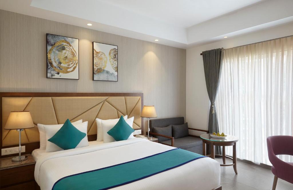 Postel nebo postele na pokoji v ubytování Click Hotel Aurangabad