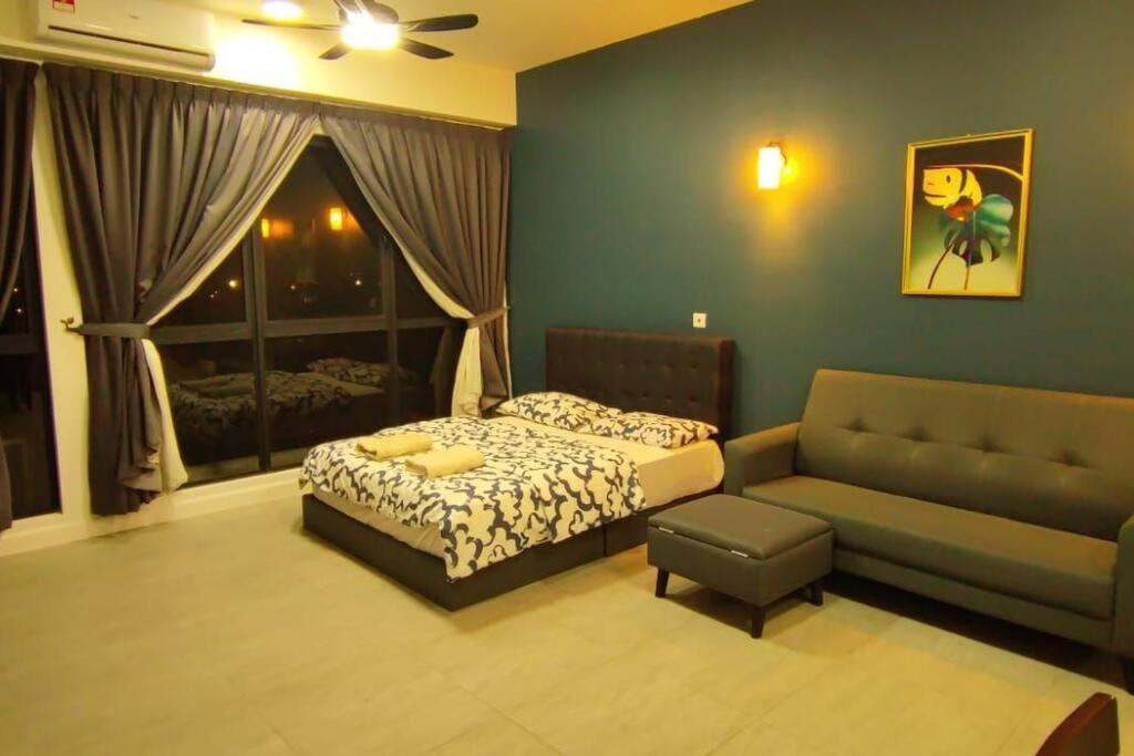 una camera con letto, divano e finestra di Bs115- KLIA- SELFCHECK-IN- WIFI- NETFLIX- PARKING- SEPANG, 5071 a Sepang