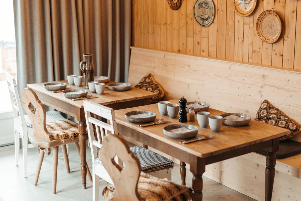 萊代塞爾的住宿－le chalet de Plainpalais，一张木桌,上面放着碗和盘子