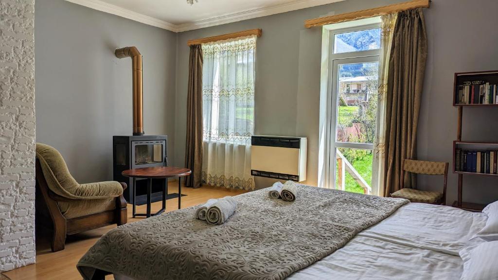 Postel nebo postele na pokoji v ubytování Kazbegi Green Yard