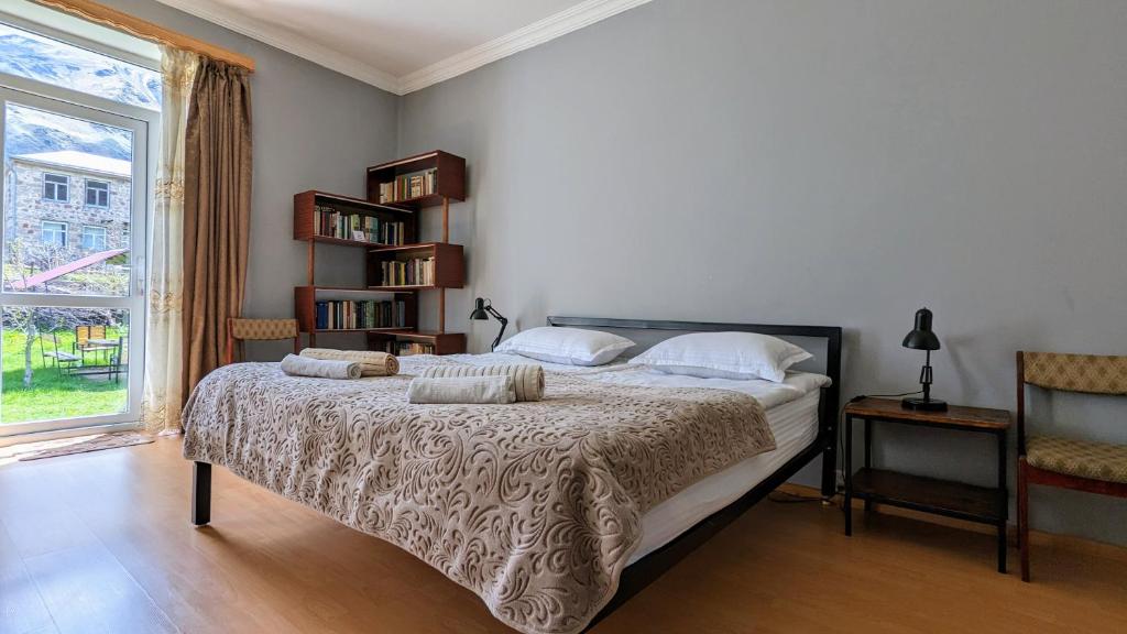 Postel nebo postele na pokoji v ubytování Kazbegi Green Yard