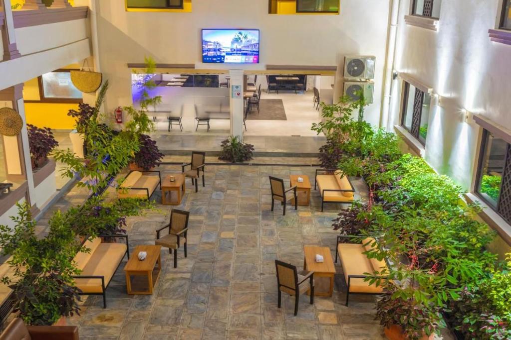 Televiisor ja/või meelelahutuskeskus majutusasutuses Hotel Ananda Pashupati