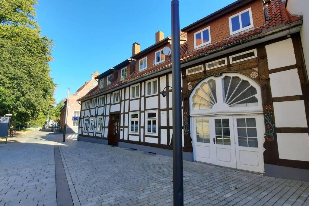 un edificio con puertas blancas en una calle adoquinada en 'BRIGHT 1' Innenstadtlage, ruhige, schöne, helle 3ZKB WLAN en Herford
