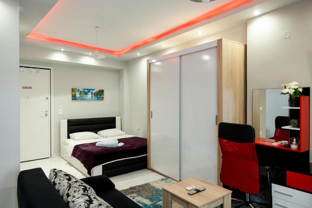 - une chambre avec un lit et un bureau dans l'établissement Luxury studio in downtown (4), à Thessalonique