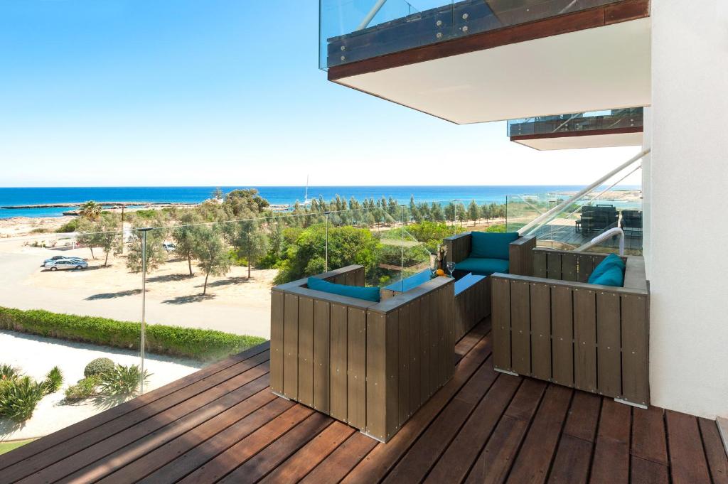 balcón con vistas a la playa en Apartment Marina - Beachfront, en Protaras