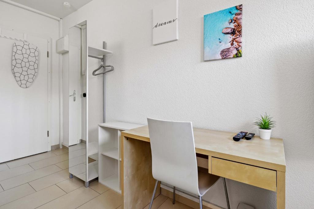 uma secretária num quarto com uma parede branca em Excellent Connection-Central-Coffee-Washer em Basileia