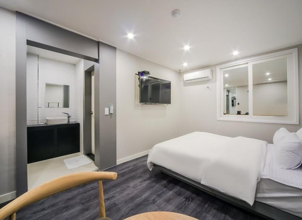 Postel nebo postele na pokoji v ubytování Gamdong Hotel