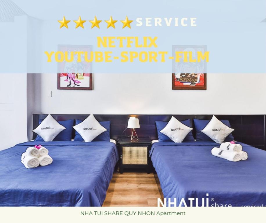 クイニョンにあるNHÀ TUI Share Quy Nhơn Serviced Apartmentのホテルルーム内のベッド2台(タオル付)