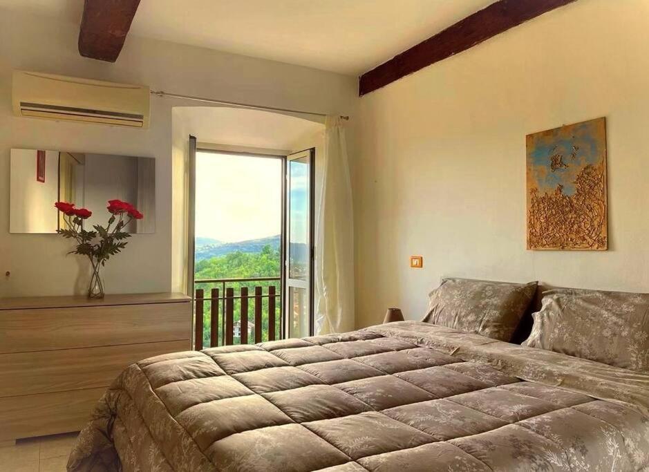 1 dormitorio con cama grande y ventana grande en Alla scoperta di un magico tramonto en Fiuggi
