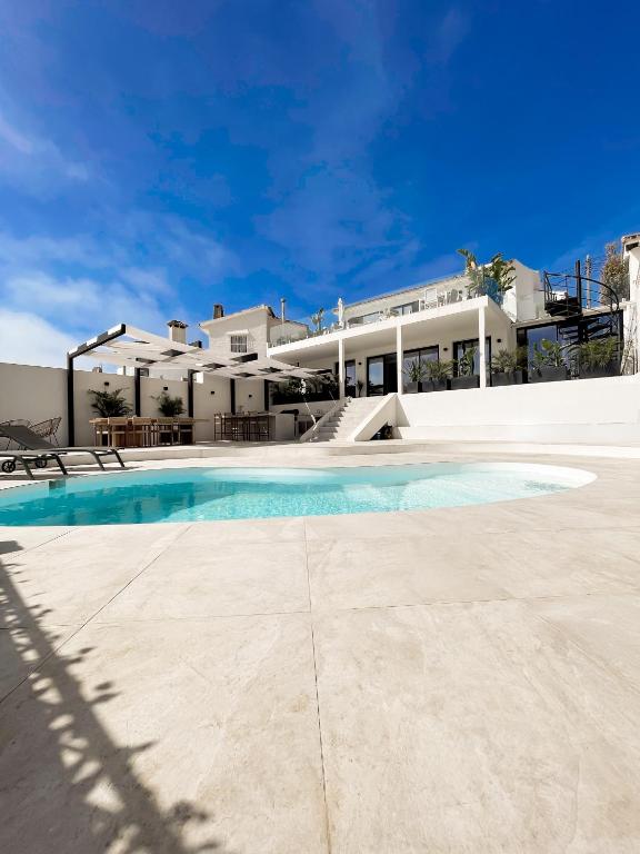 Bazén v ubytovaní Luxury Villa in Puerto Banus Panoramic Mountain and Sea views with private pool alebo v jeho blízkosti