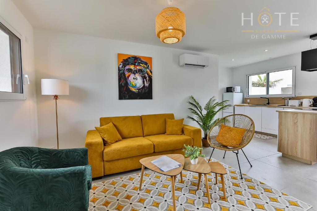 uma sala de estar com um sofá amarelo e uma cozinha em Maison neuve - La Marinière - classée 4 étoiles - emplacement idéal em Les Sables-dʼOlonne