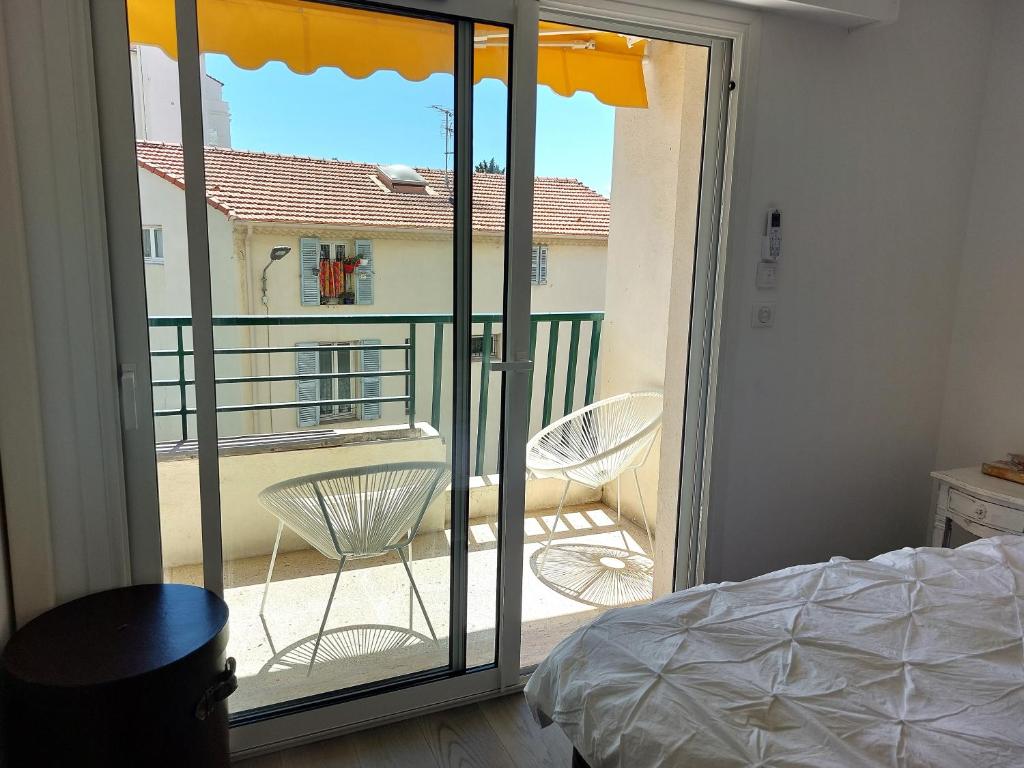 Posteľ alebo postele v izbe v ubytovaní Cannes Centre - Sea View - Modern - Walking Distance Beach and Palais des Festivals