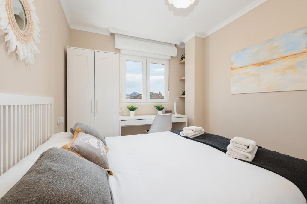 Posteľ alebo postele v izbe v ubytovaní In the historic center of Malaga, very close to the beach and the AVE train station, with private parking
