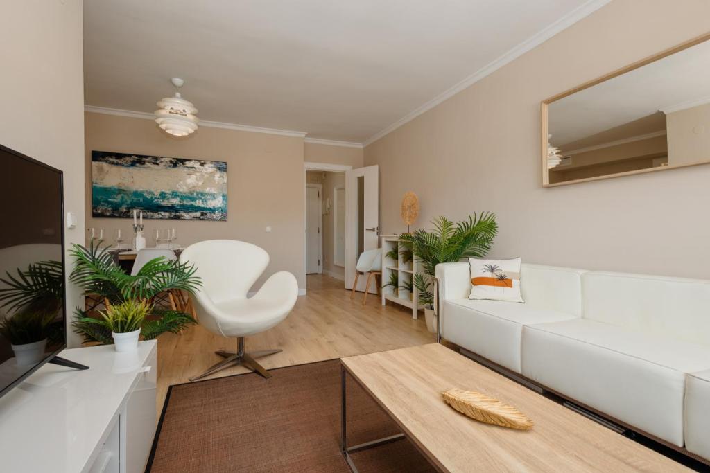 Posedenie v ubytovaní In the historic center of Malaga, very close to the beach and the AVE train station, with private parking